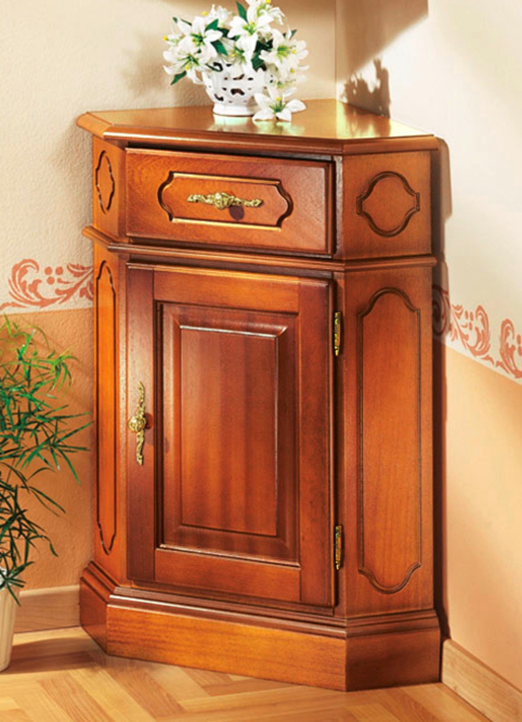 Eck-Kommode mit eleganten, goldfarbenen Metallgriffen