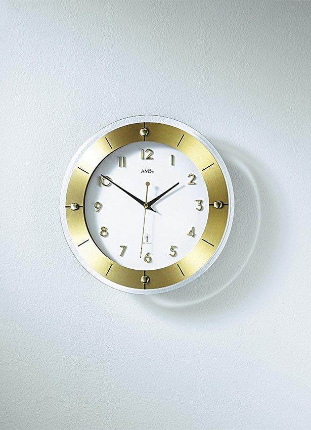 Hochwertige Wanduhr von AMS, aus facettiertem Mineralglas