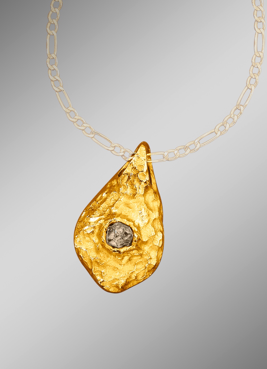 Massiver handgearbeiteter Anhänger mit Rohdiamant