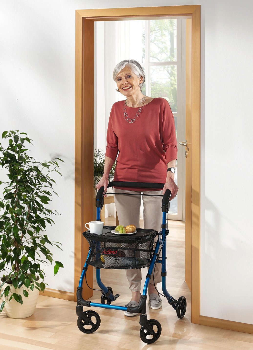 Wohnungsrollator mit Tablett