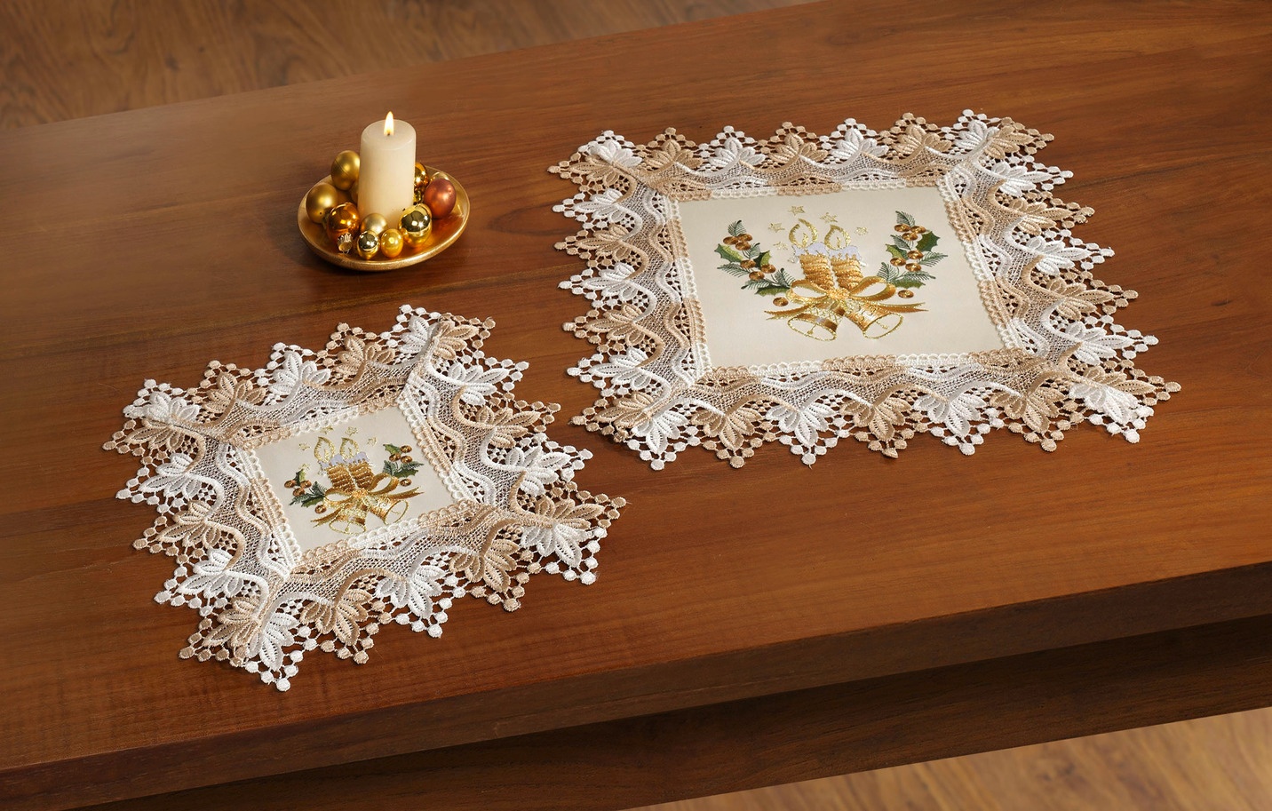 Tisch- und Raumdekoration mit weihnachtlichen Kerzenmotiven