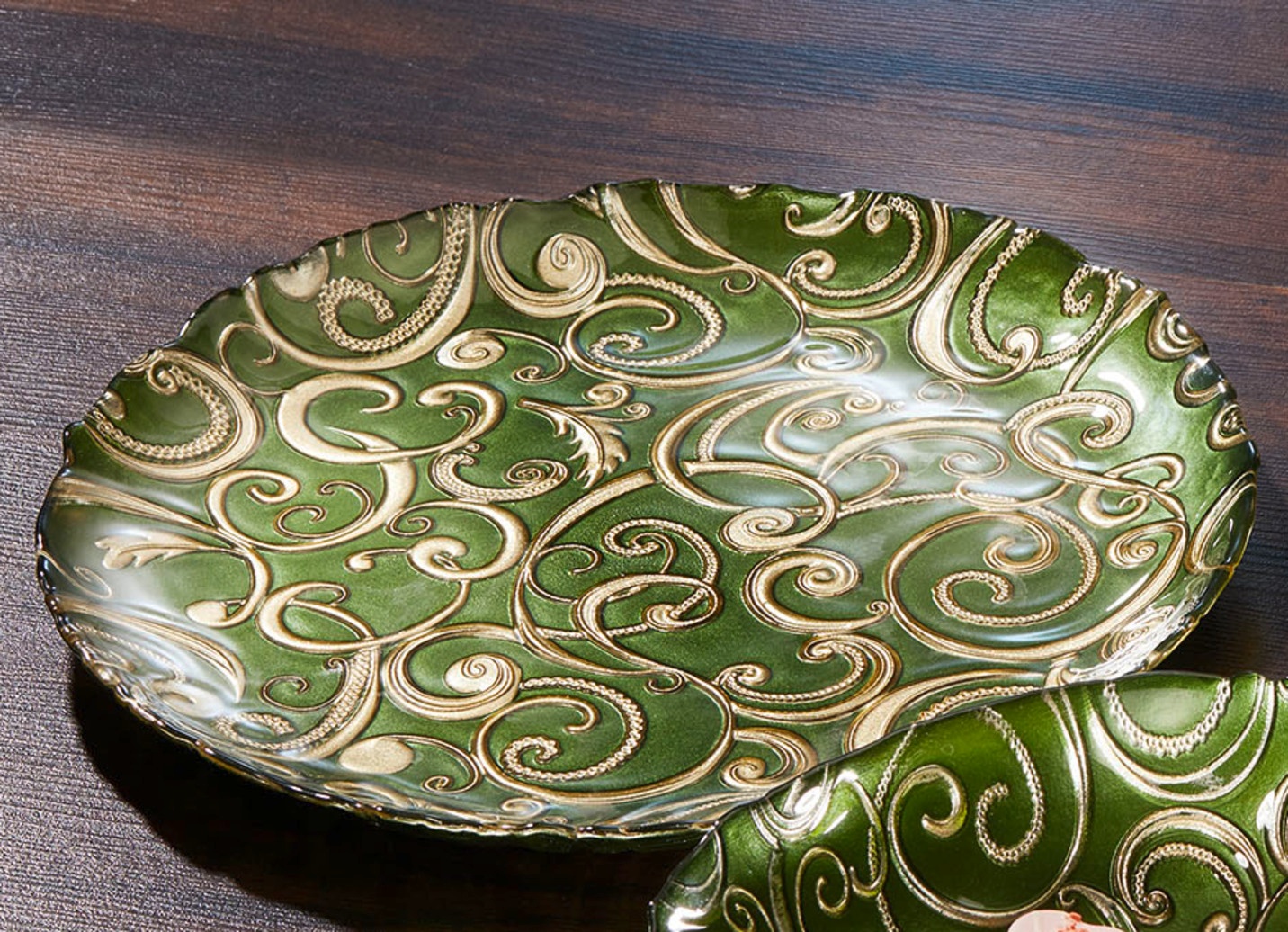 Teller und Schalen aus Glas mit goldfarbenen Relief