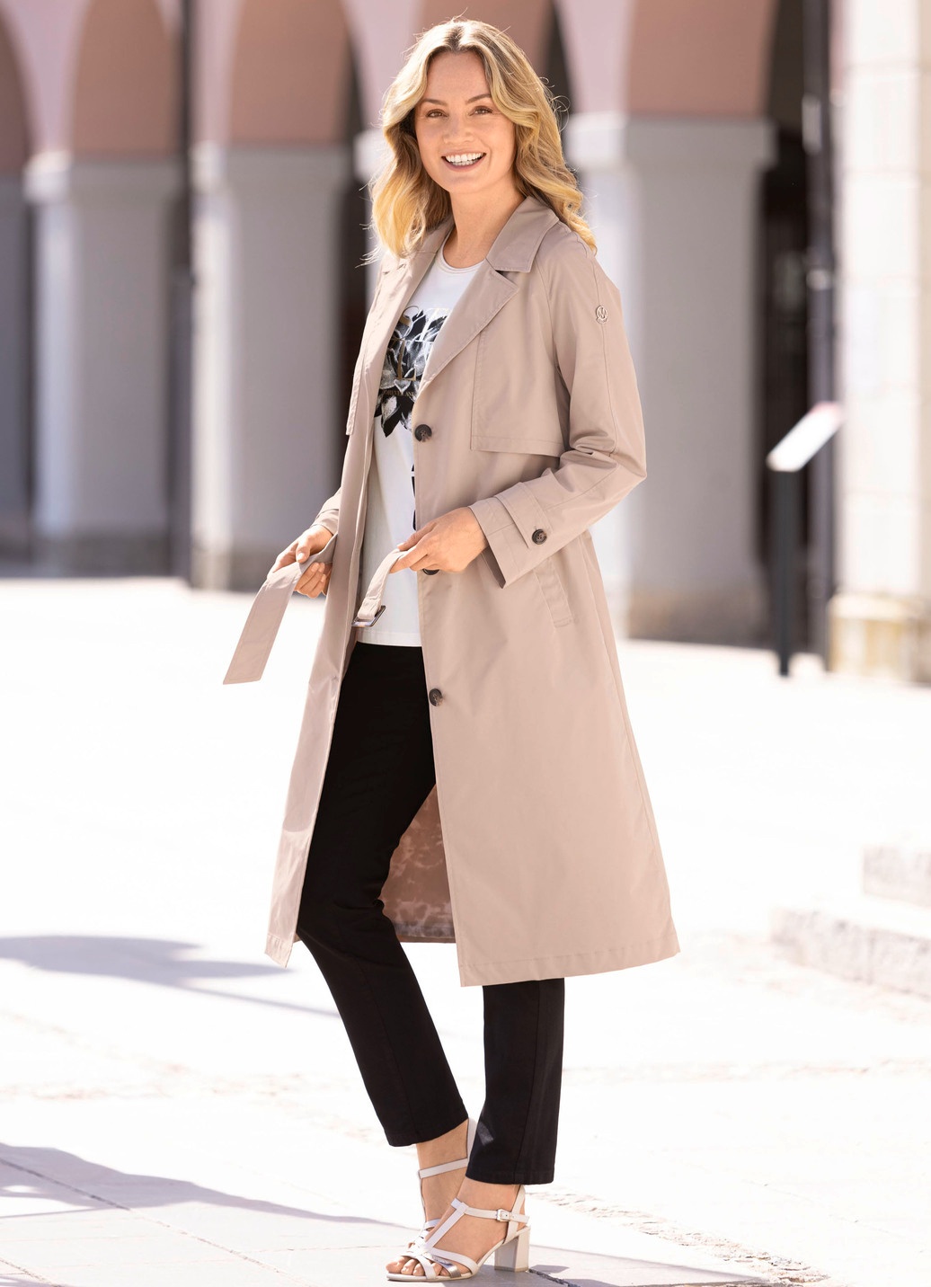 Funktions-Trenchcoat mit Gürtel.