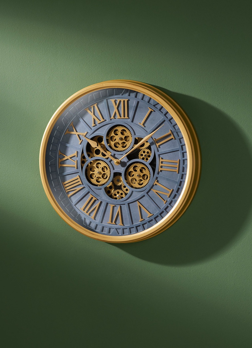 Wanduhr mit sichtbaren Zahnrädern