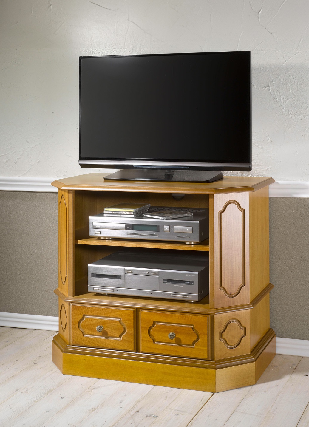 Teilmassive TV-Phono-Kommode mit Metallgriffen