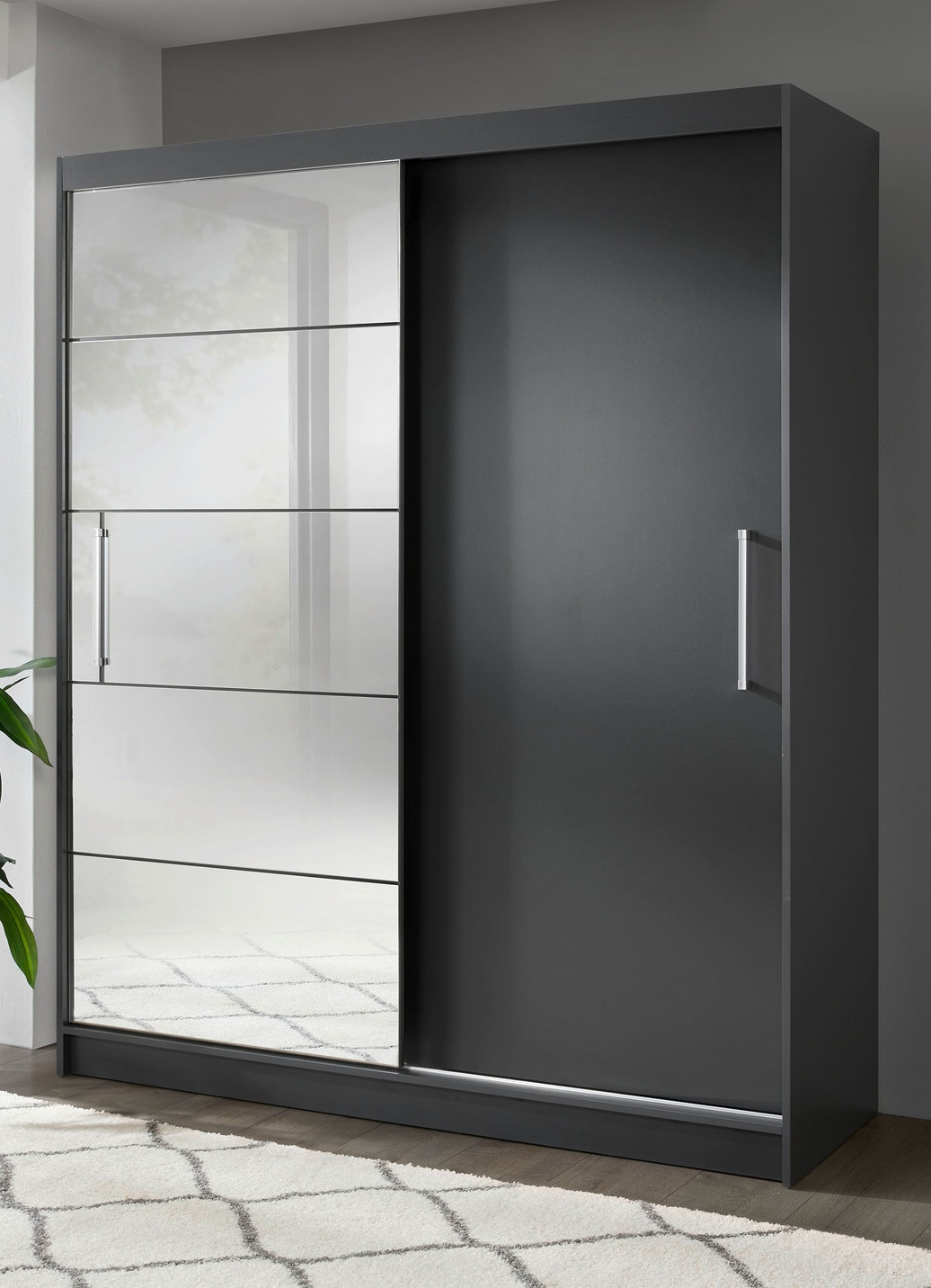 Durchdachter Schwebetürenschrank mit Spiegelfront