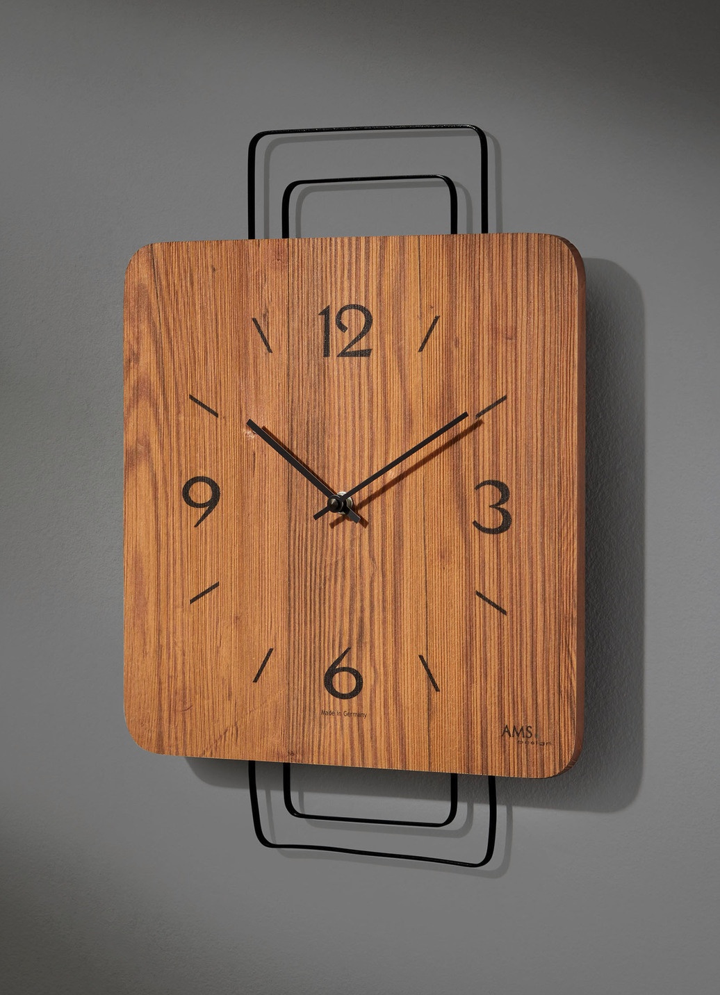 Wanduhr mit Holzgehäuse aus dem Hause AMS