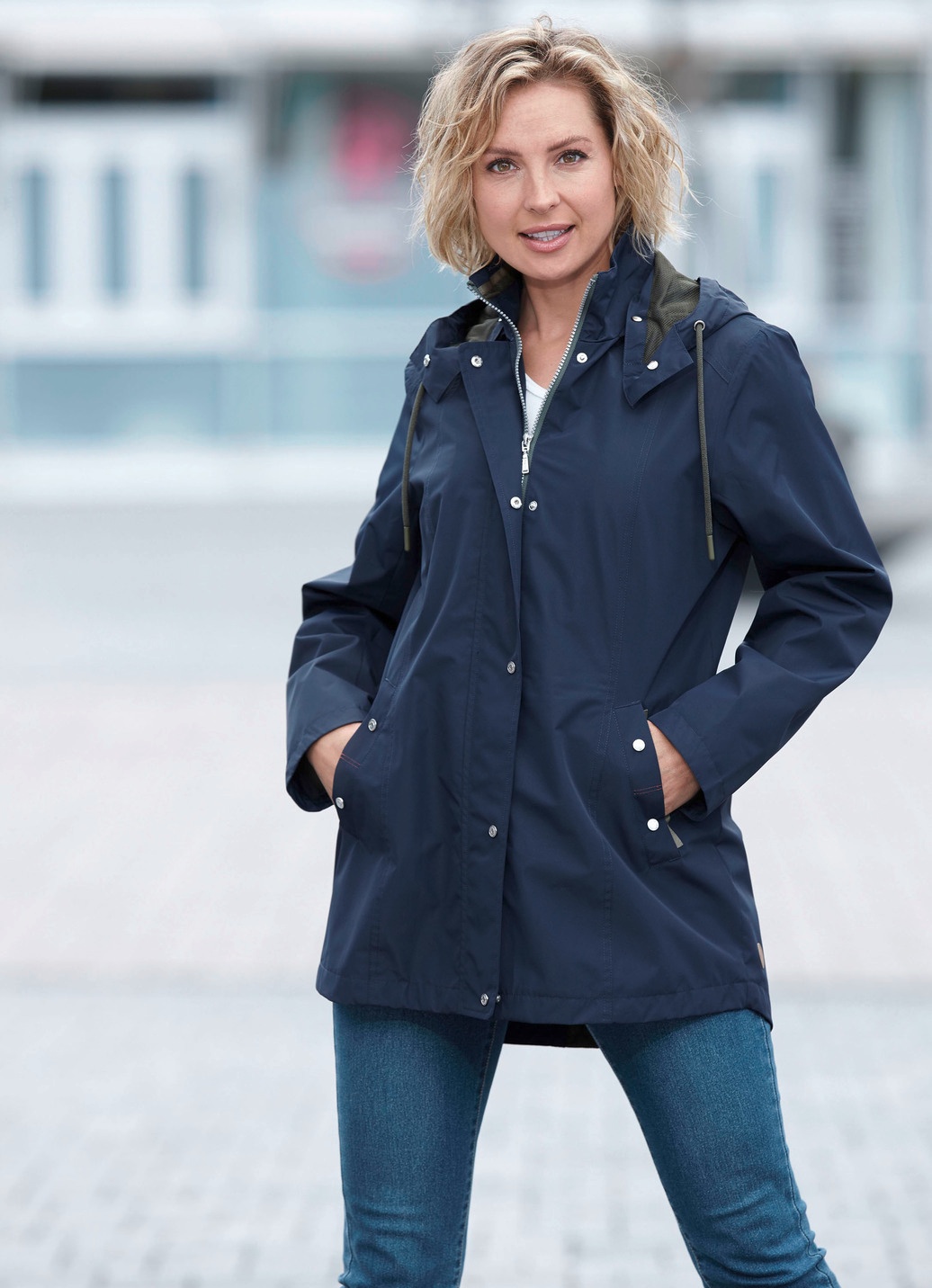 Funktionsjacke mit kleinem Regenschild an der abnehmbaren Kapuze