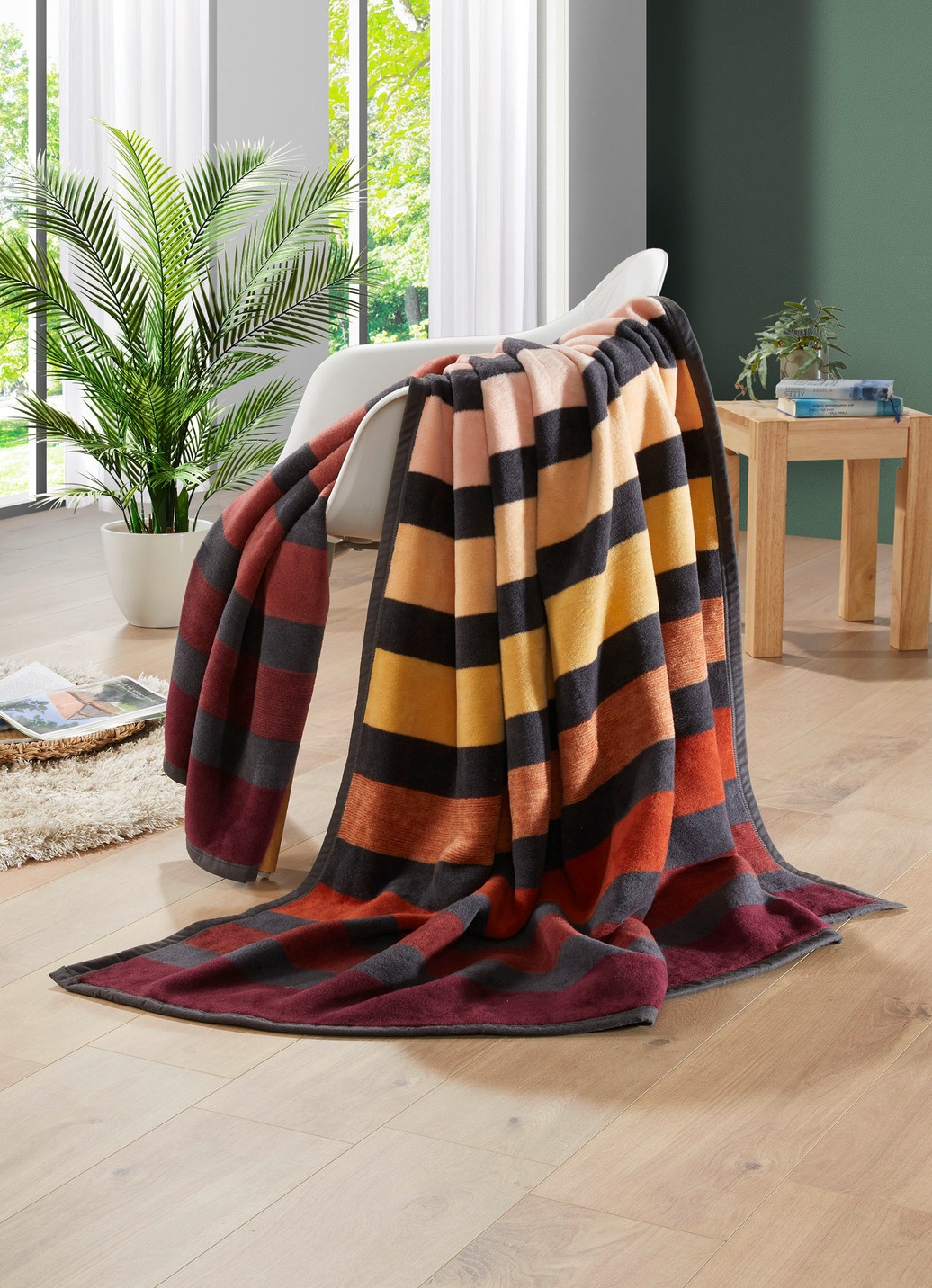 Wohndecke mit Veloursbandeinfassung