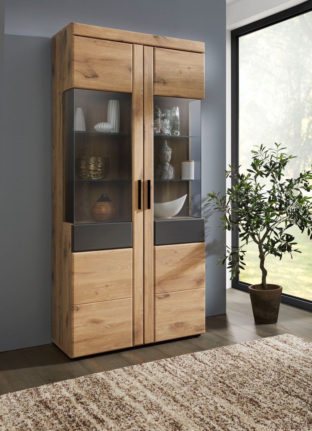 Vitrine mit anthrazitfarbenen Elementen