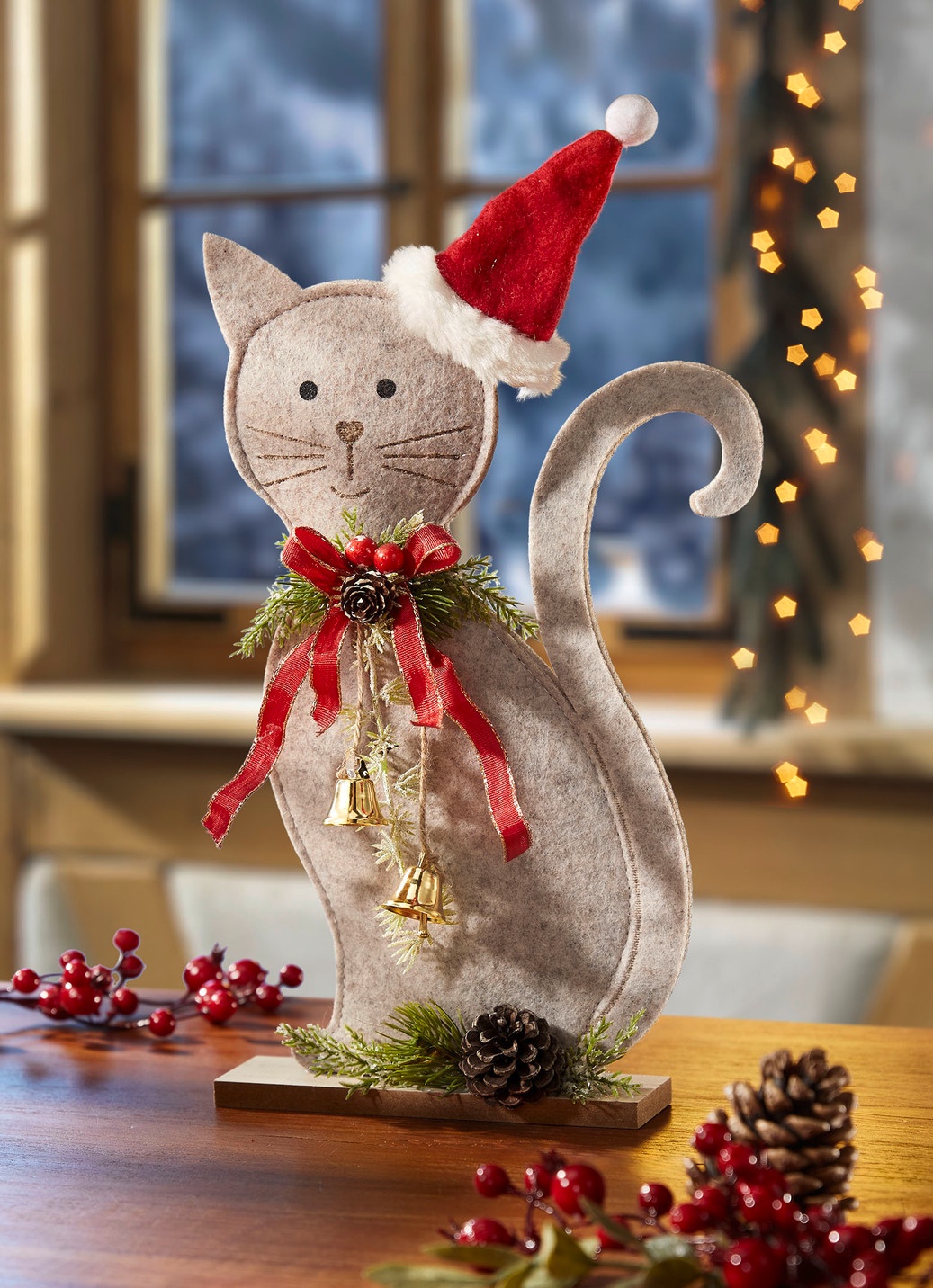 Filzkatze auf Holzsockel