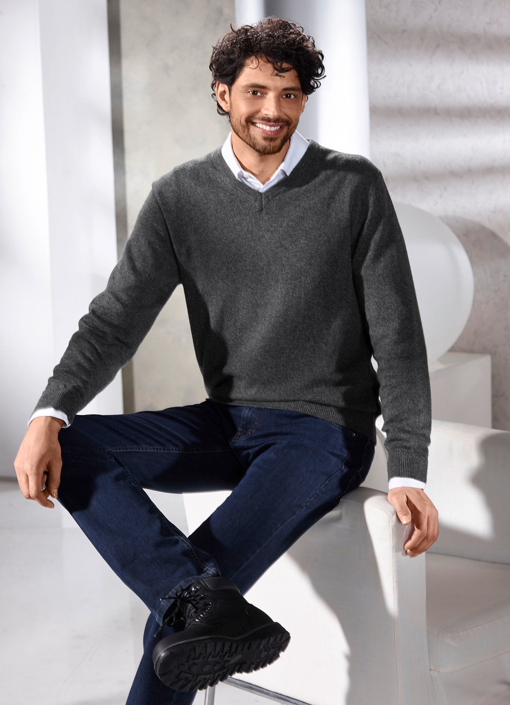 Unifarbener V-Pullover in 4 Farben