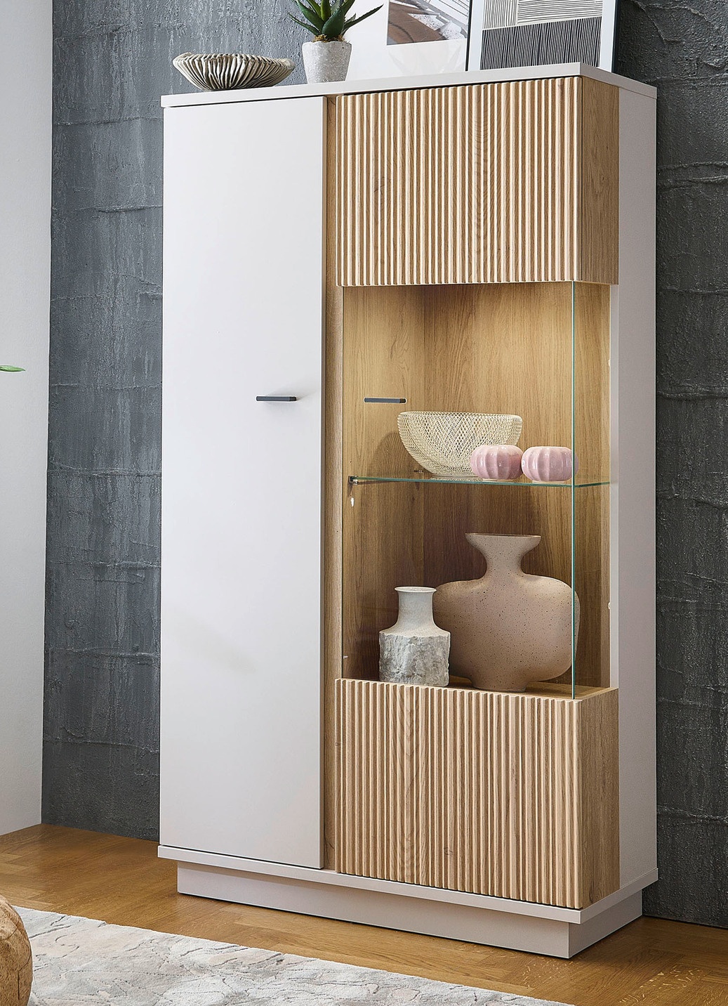 Tolle Vitrine mit LED-Beleuchtung