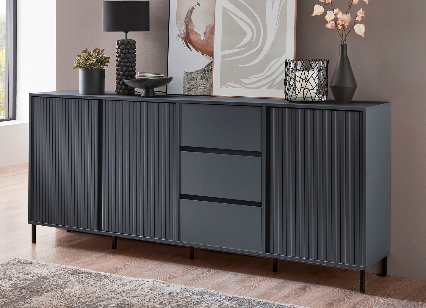Sideboard mit aufwendiger Rillenfront