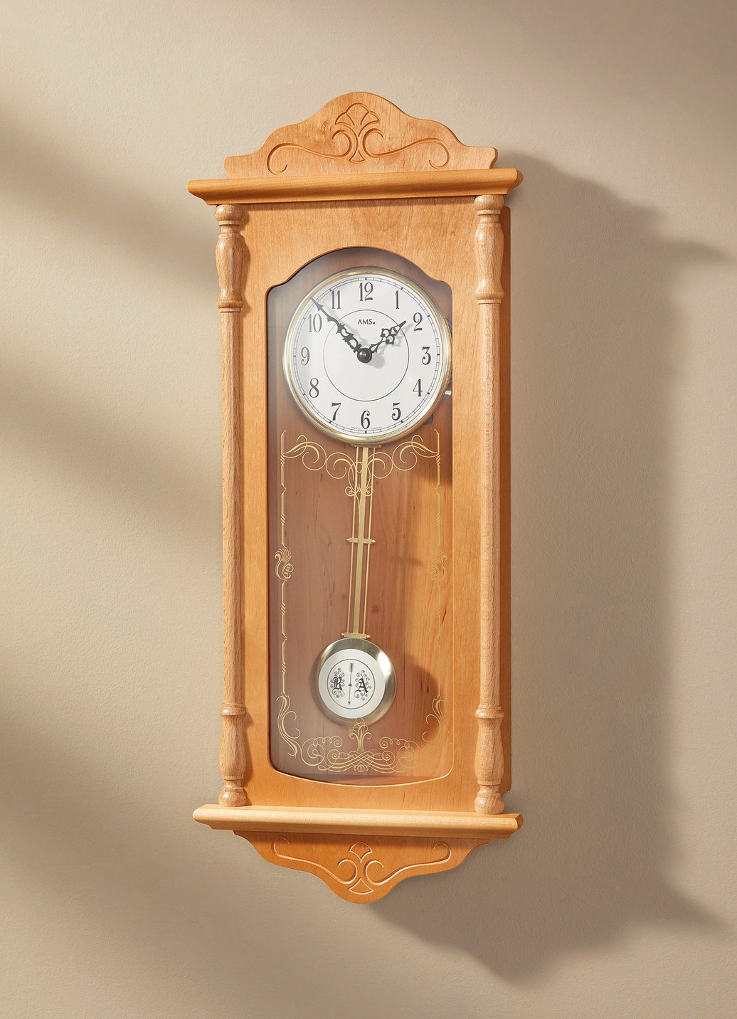 Wanduhr mit Regulatorgehäuse aus Holz
