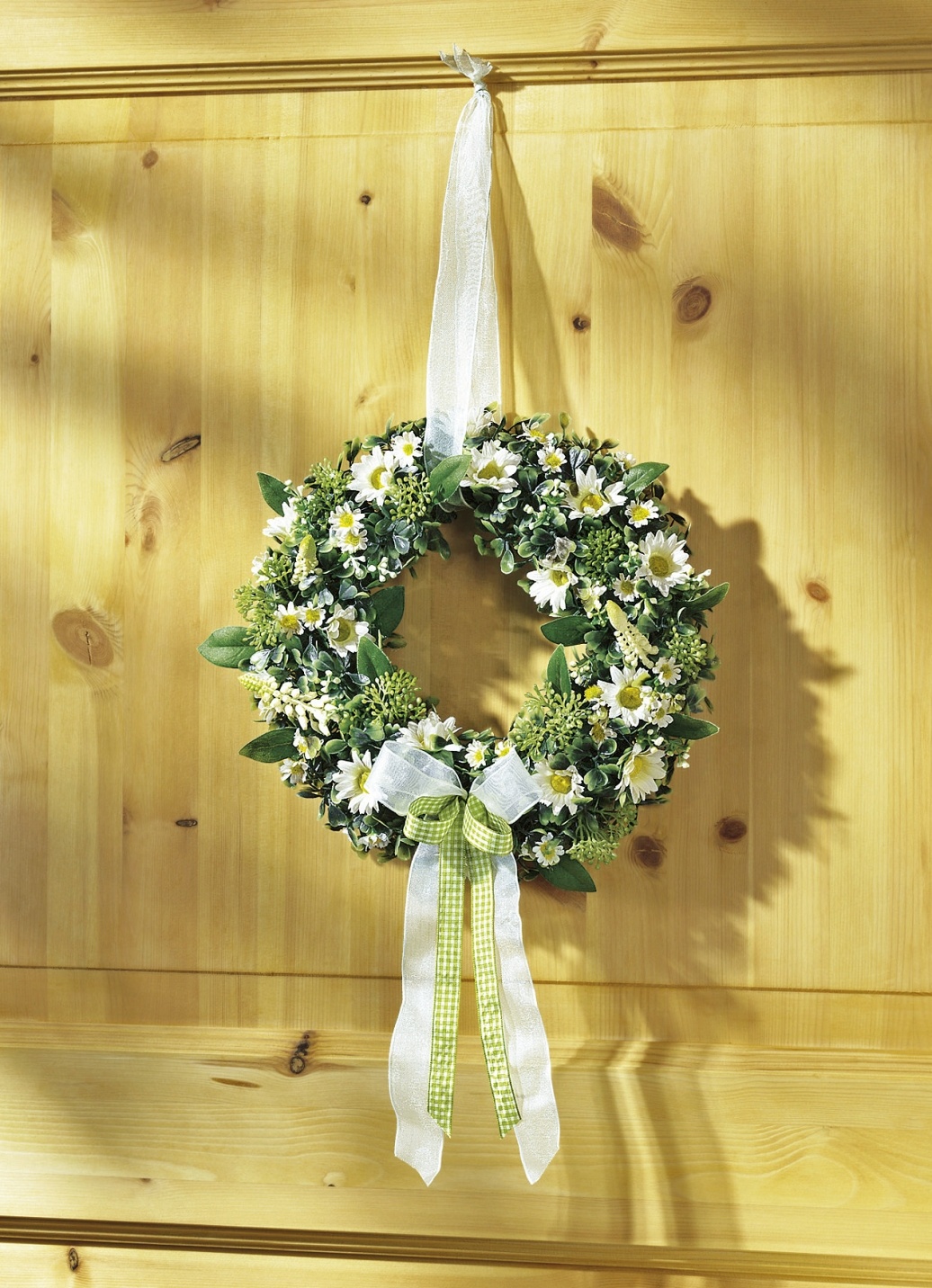 Wandkranz mit weißen Margeritenblüten