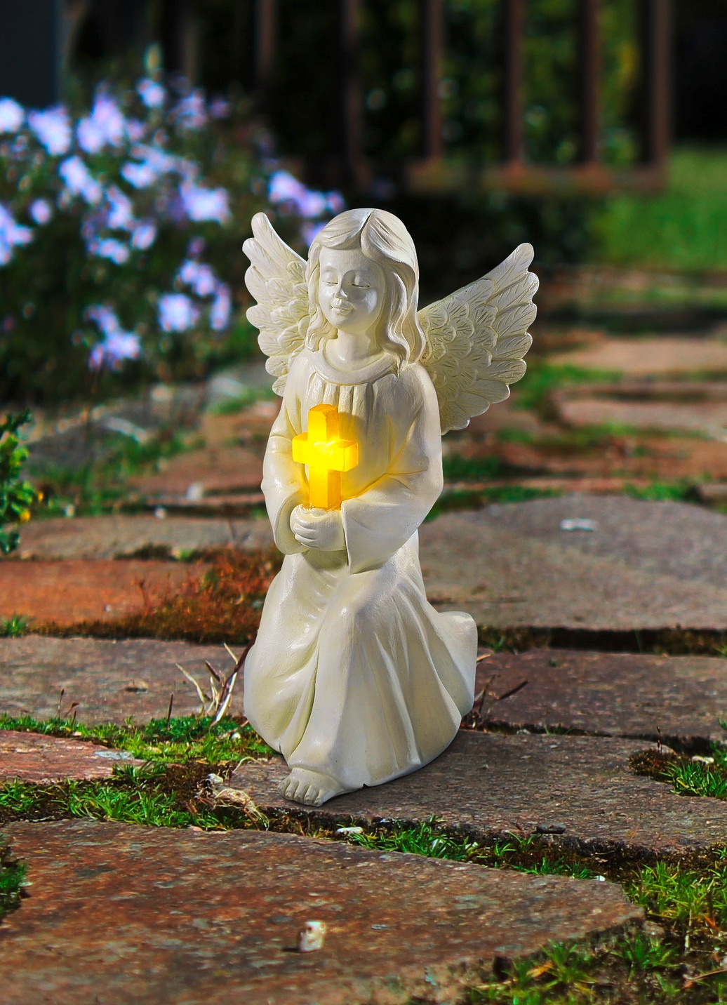 Solarengel mit Kreuz aus Polyresin