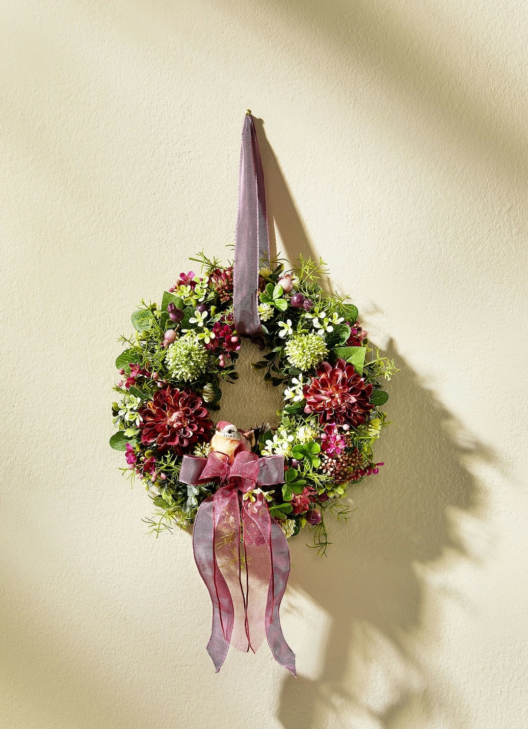 Wandkranz mit Dahlien, Allium und kleinen Blüten