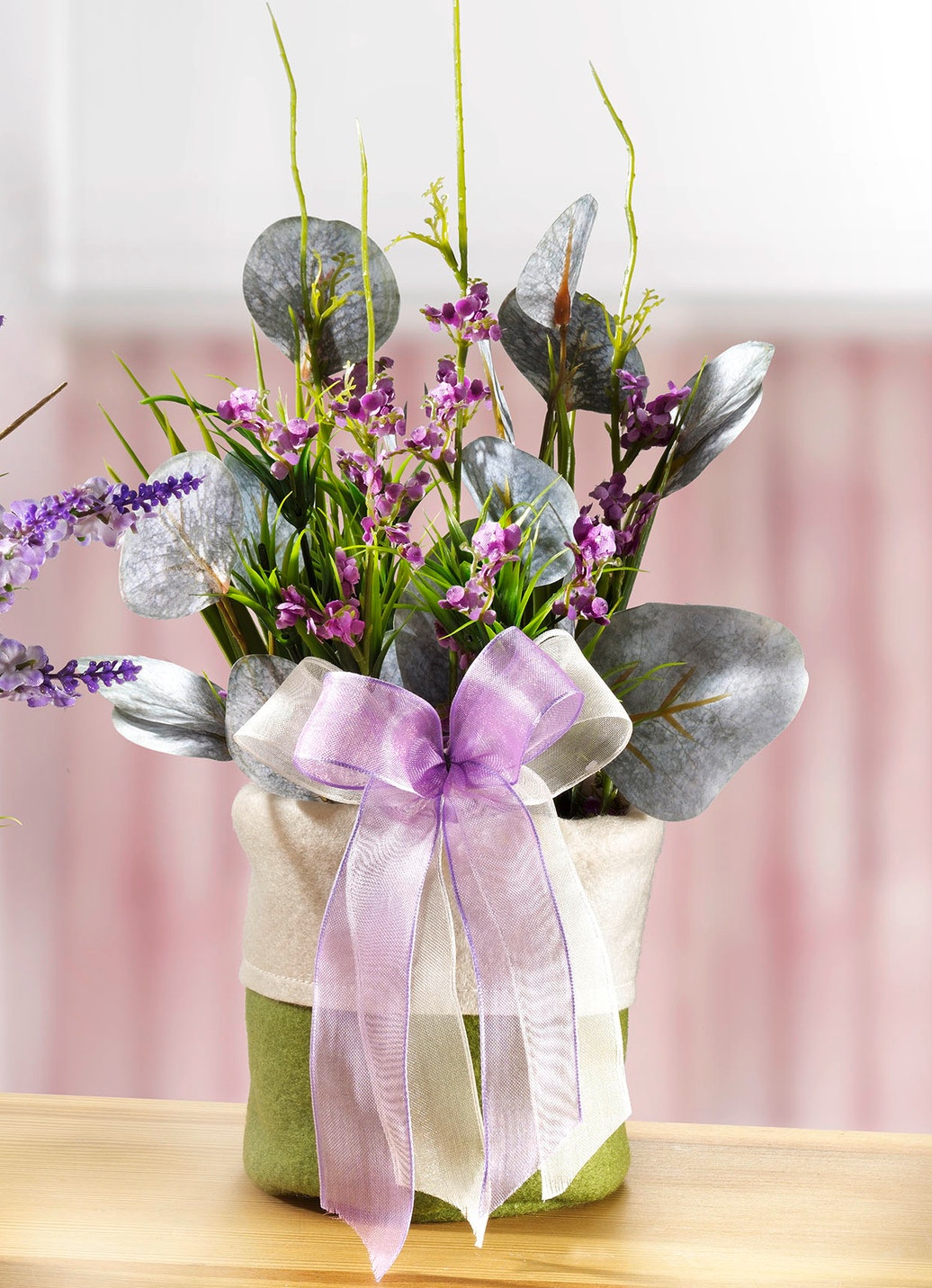 Frühlingsgesteck mit Blumen und Gräser im Filzbeutel