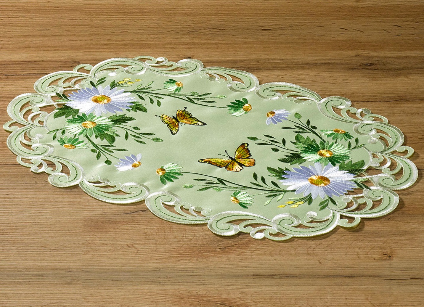 Tisch- und Raumdekoration mit Blumen und Schmetterlingen