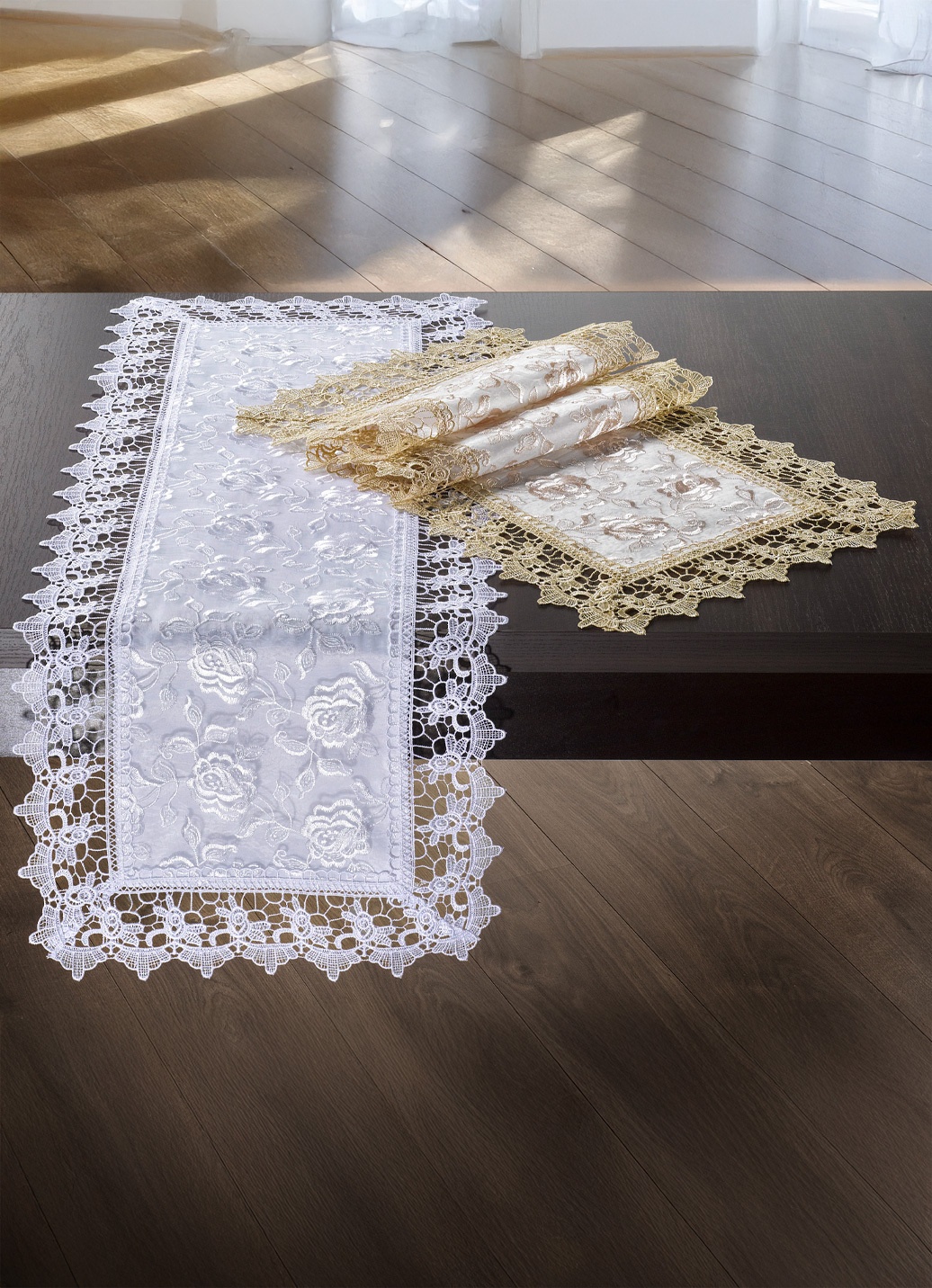 Tisch- und Raumdekoration mit Macramé-Spitzenbordüre