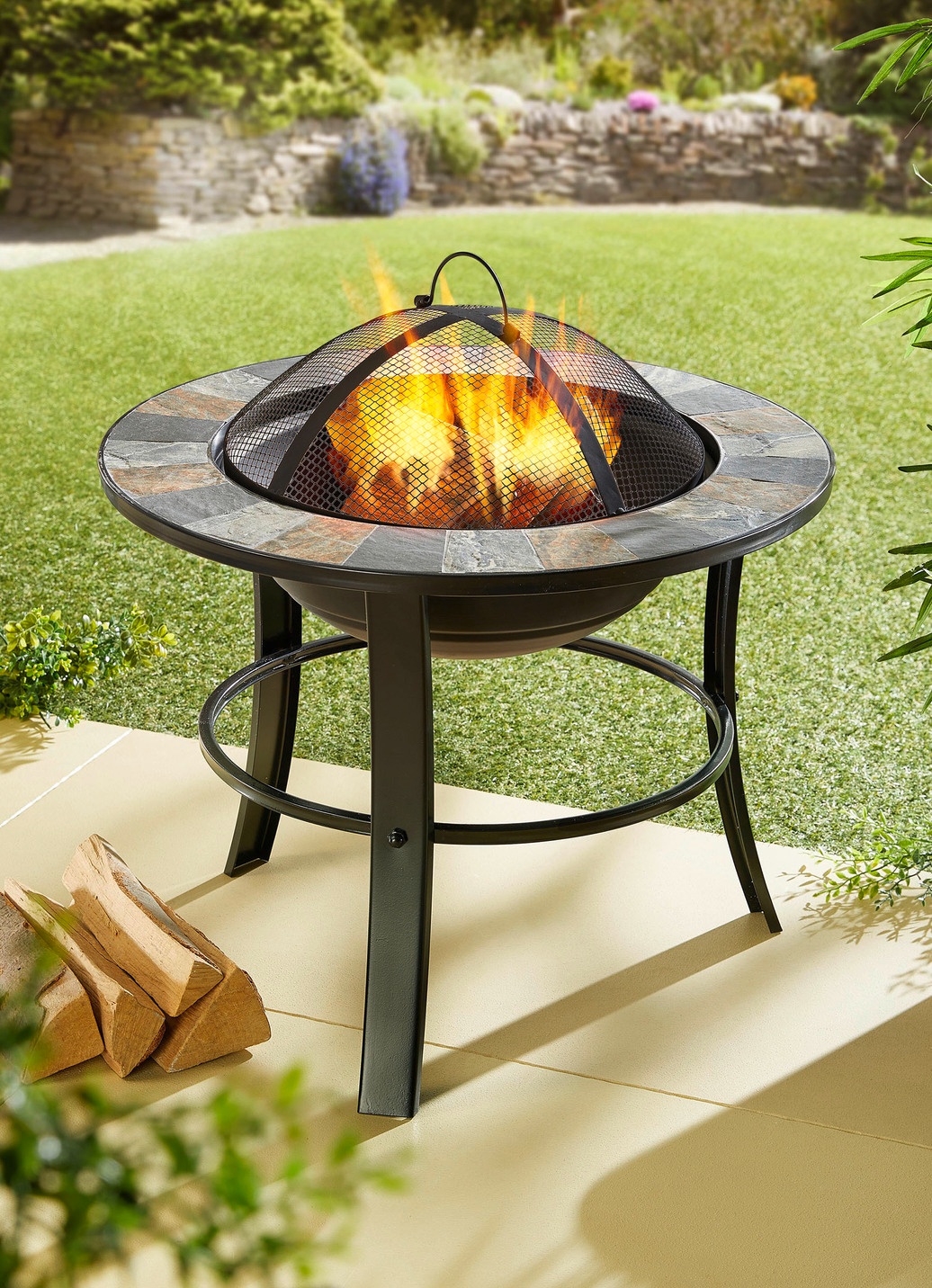 Feuerstelle Stonegate mit stilvollem Schiefer-Mosaik-Finish