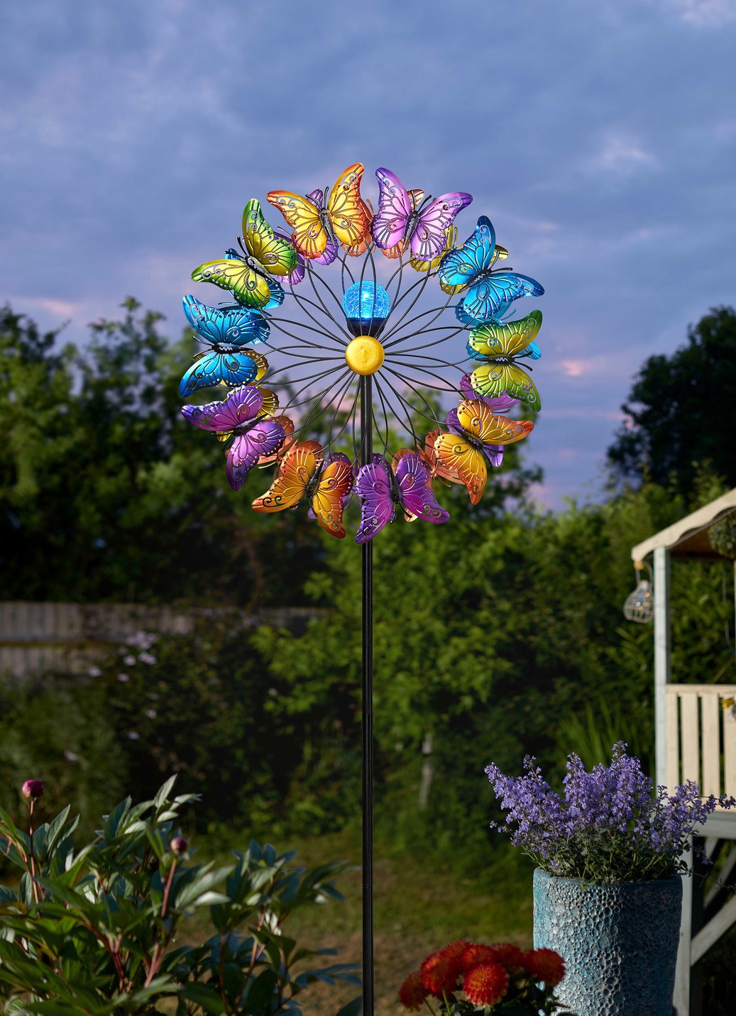 Solar-Windrad aus Metall