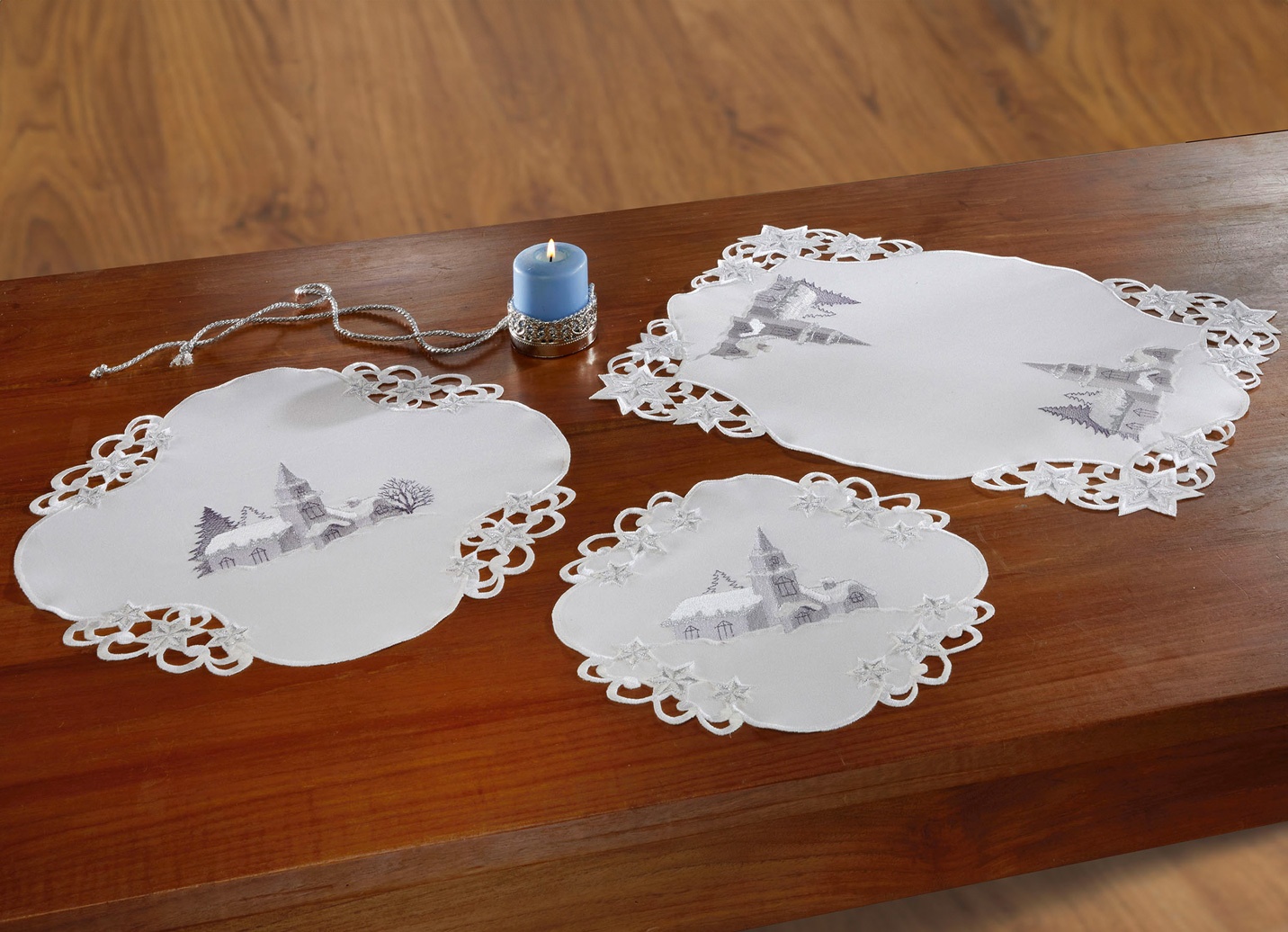 Tischdecke mit romantischem Winterdorf-Dessin