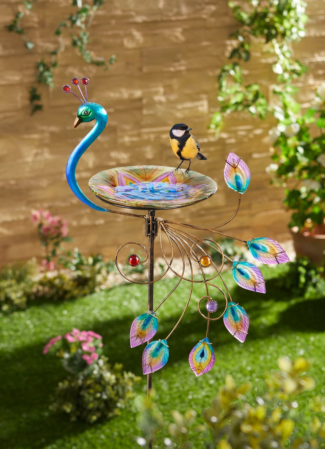 Vogeltränke in Pfauen-Form