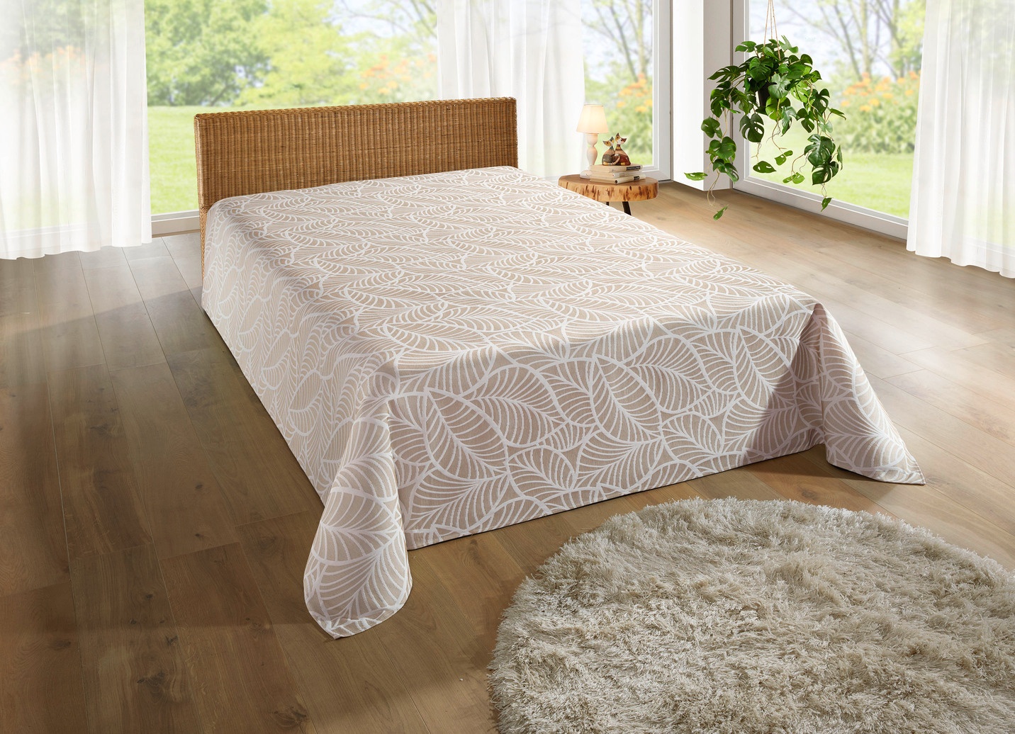 Tagesdecke und Kissenbezüge mit naturnahen Blättermotiven