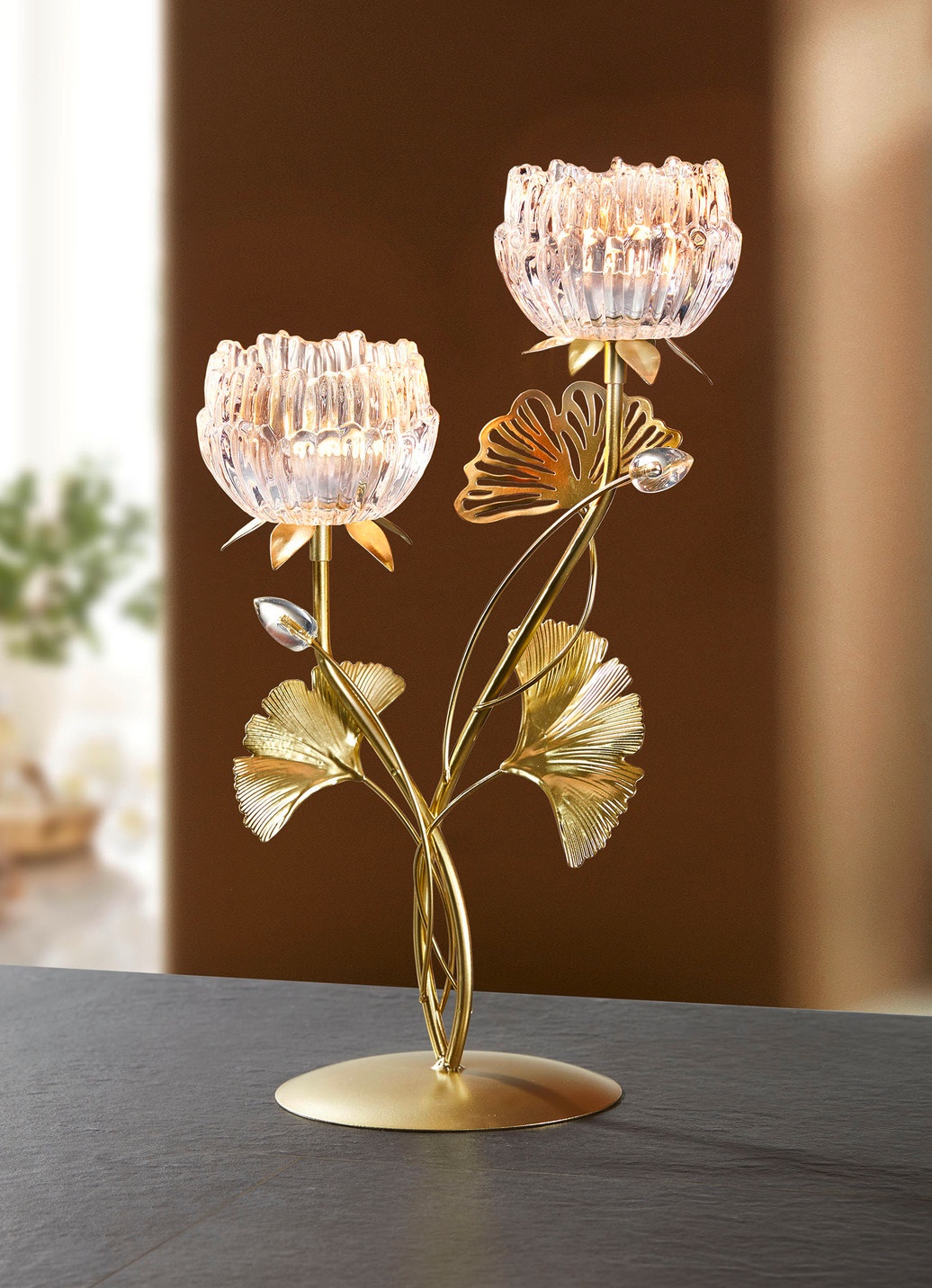 Eleganter Teelichthalter aus Metall und Glas