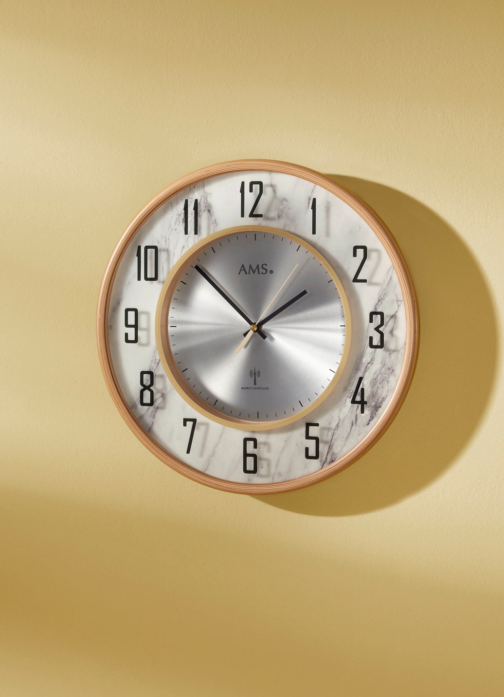 Wanduhr in Marmor-Optik