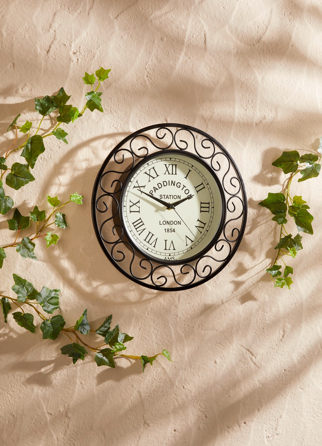 Funk-Wanduhr mit Metallgehäuse
