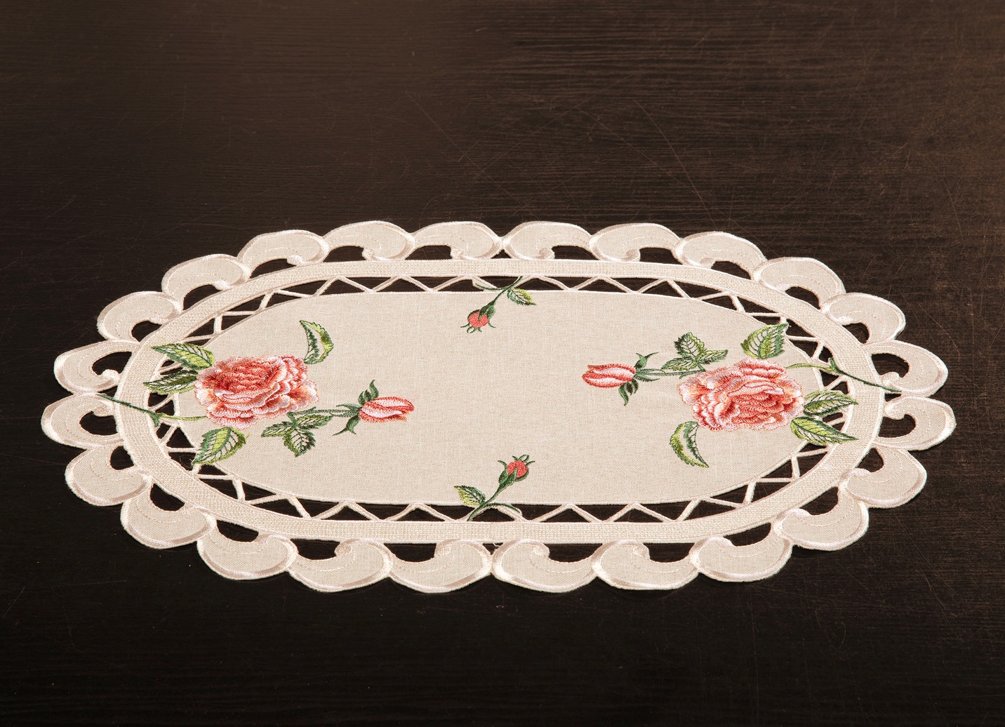 Tisch- und Raumdekoration mit Rosendessin