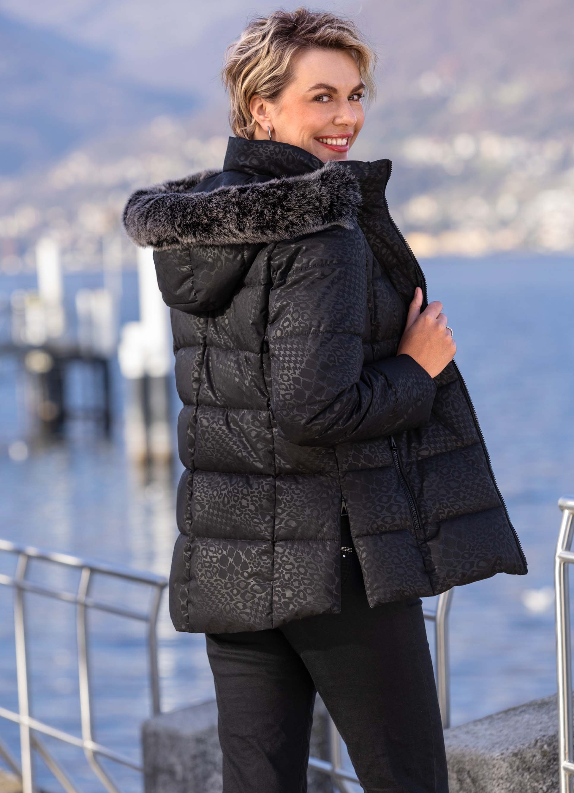 Funktionsjacke mit Raubtierfell-Dessin