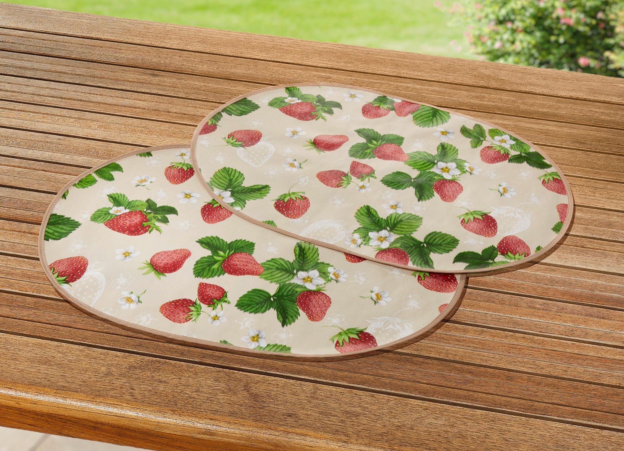 Wachstuch-Tischdecke mit frischen Erdbeer-Motiven