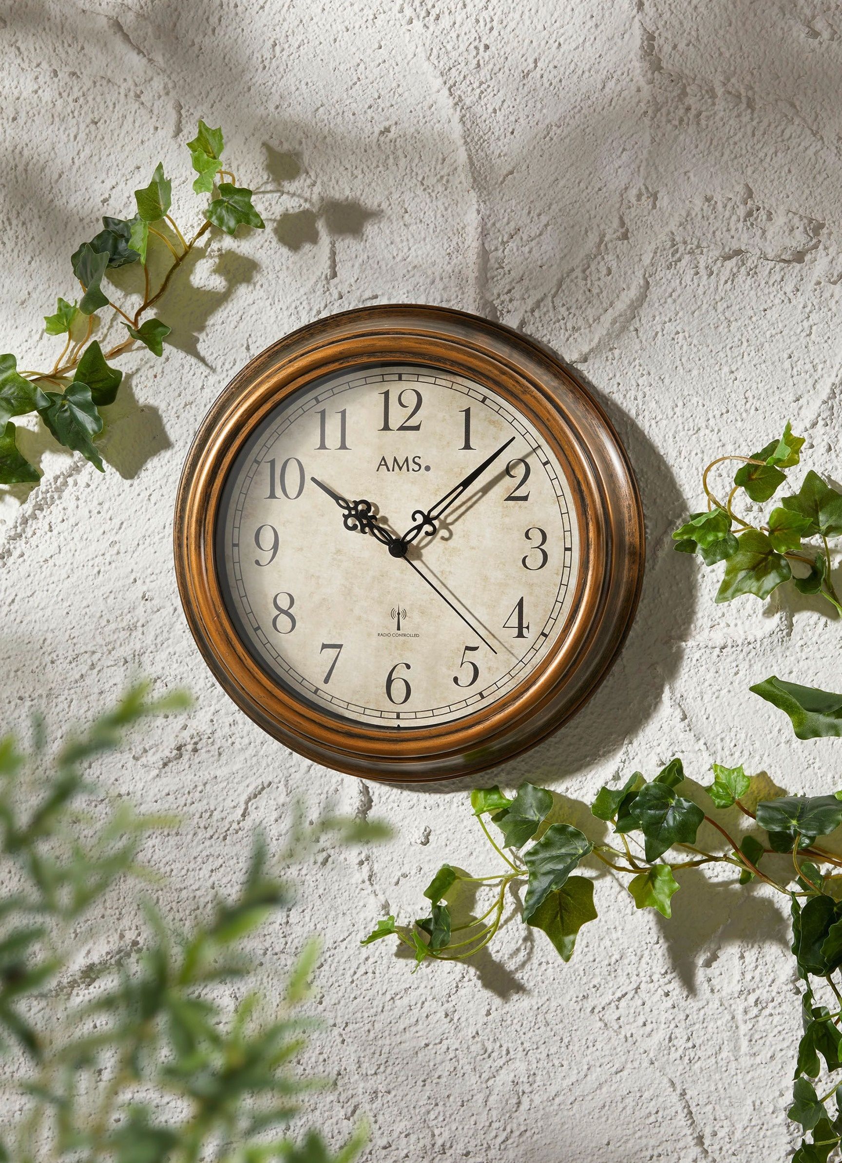 Funk-Wanduhr mit bronziertem Gehäuse